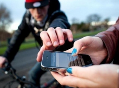 Жительницу Новочеркасска ограбили на улице средь бела дня