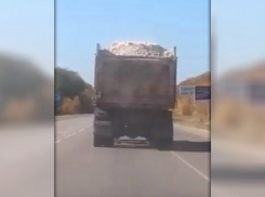 В Новочеркасске КамАЗ щедро осыпал песком дорогу