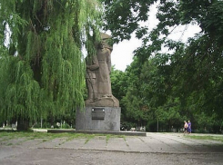 В Новочеркасске демонтируют памятник казакам-революционерам