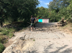 Не дождавшись помощи от коммунальщиков, жители Социалистической своими силами расчистили проезд