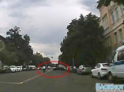 В Интернете появилась видеозапись ДТП со скутером на улице Московской в Новочеркасске