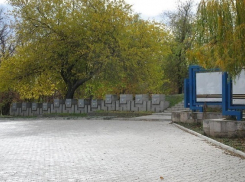 В Новочеркасске начали огораживать забором Александровский сад