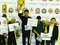 13 медалей привезли новочеркасские каратисты из Таганрога