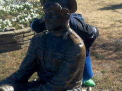 В Новочеркасске подростки вновь спровоцировали скандал с памятником казаку