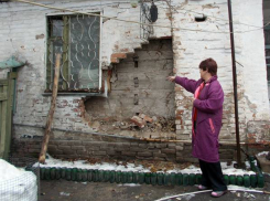 Новочеркасские чиновники три месяца дают отписки жительнице разрушающегося дома