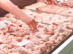 В Новочеркасске добычей вора стали деньги, куриные крылышки и глазированные сырки