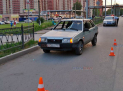 Выбежавший на дорогу парень 65 метров проехал на капоте «девяносто девятой» в Новочеркасске