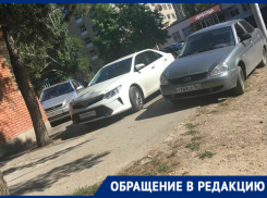 «Паркуюсь, как хочу»: новочеркасцы возмущены беспорядочными парковками на остановках и у магазинов