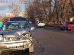 Внедорожник «взял на абордаж» легковушку на перекрестке в Новочеркасске