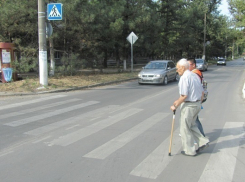 Студенты промышленно-гуманитарного колледжа переводили пожилых новочеркасцев через дорогу