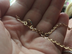 В Новочеркасске среди бела дня ограбили пожилую даму