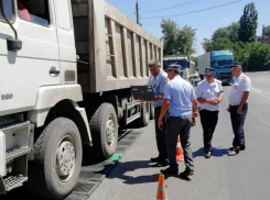 В Новочеркасске грузовой транспорт проверили на перегруз