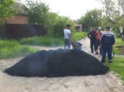 Укладка асфальта в грязь возмутила жителей микрорайона Октябрьский Новочеркасска