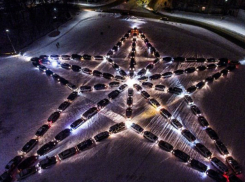 Гигантскую пятиконечную звезду из автомобилей построили в Новочеркасске