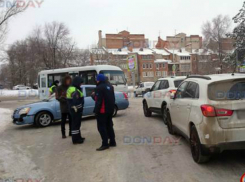 За десять минут сразу три аварии случились на скользком перекрестке в Новочеркасске