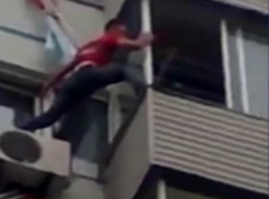 В Новочеркасске, возомнивший себя альпинистом, пьяный военнослужащий свалился с четвертого этажа