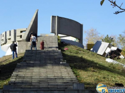 В Новочеркасске упала стела, установленная в память о Великой Победе 1945 года