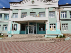 Покосившиеся ступени и обвалившаяся плитка: новочеркасская школа № 14 начала учебный год в неприглядном состоянии