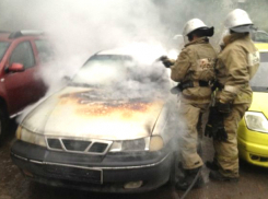 В Новочеркасске неизвестные подожгли автомобиль и скрылись