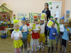 Сотрудники ОГИБДД рассказали малышам о ПДД