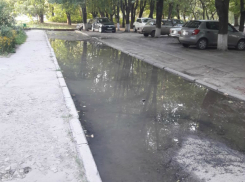 Зловонная река фекалий затопила улицу Чехова в Новочеркасске