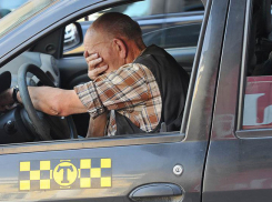 В Новочеркасске пьяный пассажир угнал машину у таксиста