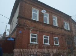 Под тяжестью снега у дома обрушилась кровля