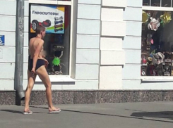 Женщину с обнаженной грудью в трусах сфотографировали в центре Новочеркасска