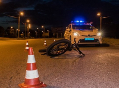 В Новочеркасске велосипедистка попала под колеса автомобиля