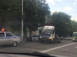 В Новочеркасске автомобиль «Police» увезли на эвакуаторе