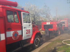 Три пожарные машины тушили дом под Новочеркасском