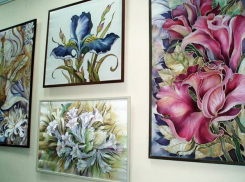 В новочеркасском музее открылась выставка батика Ольги Строгановой