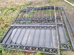 Новочеркасцы умыкнули ворота и сдали их на металлолом 