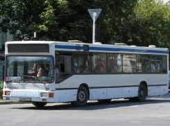 Пассажирский автобус столкнулся с ВАЗ-2106 в микрорайоне Донском в Новочеркасске