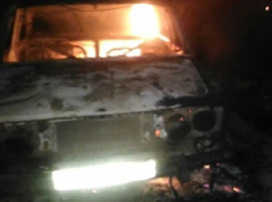 Пустая «шестерка» сгорела ночью в станице Кривянской под Новочеркасском