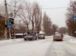 ГИБДД предупреждает новочеркасских автолюбителей о гололеде на дорогах