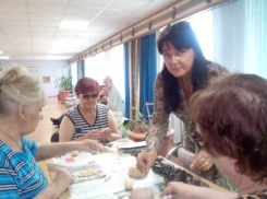 В Новочеркасске жителей дома-интерната научили работать с тестом