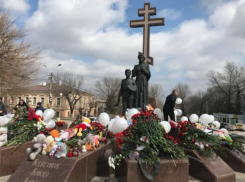 Сотни новочеркасцев почтили память погибших при пожаре жителей Кемерово