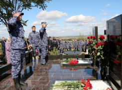Сотрудники вневедомственной охраны почтили память погибших в Новочеркасске сослуживцев