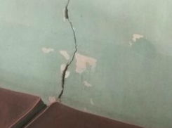 Разваливающаяся на части поликлиника ужаснула жительницу Новочеркасска