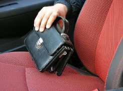 Житель Новочеркасска украл из незапертой машины сумку с деньгами