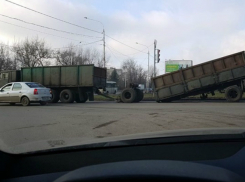 У КамАЗа отвалился прицеп на ходу в Новочеркасске