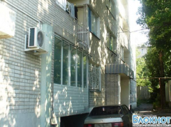 В Новочеркасске жительницу частной пятиэтажки обязали выплатить хозяйке дома 49 тысяч