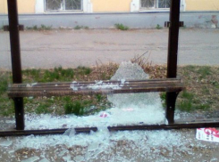В центре Новочеркасска вандалы разгромили автобусную остановку