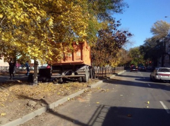 В Новочеркасске КамАЗ влетел в забор на проспекте Баклановском