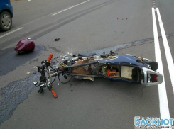 В Новочеркасске скутерист пытался объехать пробку по встречке и врезался в автомобиль