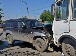 В Новочеркасске несущийся на большой скорости внедорожник в лобовую врезался в автобус 