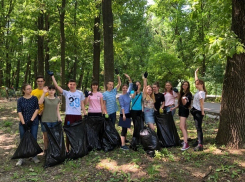 Новочеркасская молодежь очистила от мусора рощу «Красная Весна»