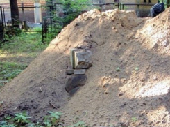На кладбища Новочеркасска завезли 500 тонн песка