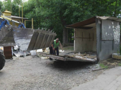 В Новочеркасске демонтировали бесхозный ларек на улице Макаренко